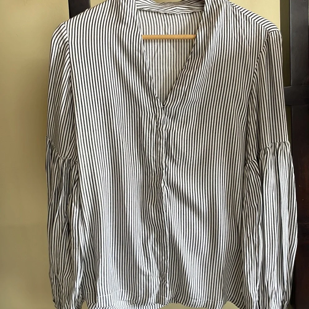 Beautiful Inmark balloon sleeves striped top, size M-L. - Picture 5 of 5